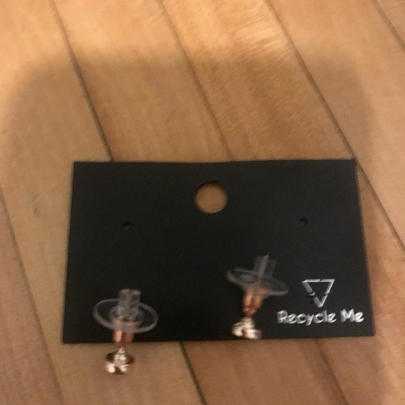 Guess  gold earrings nwot​​​​​​​​ - Picture 3 of 4